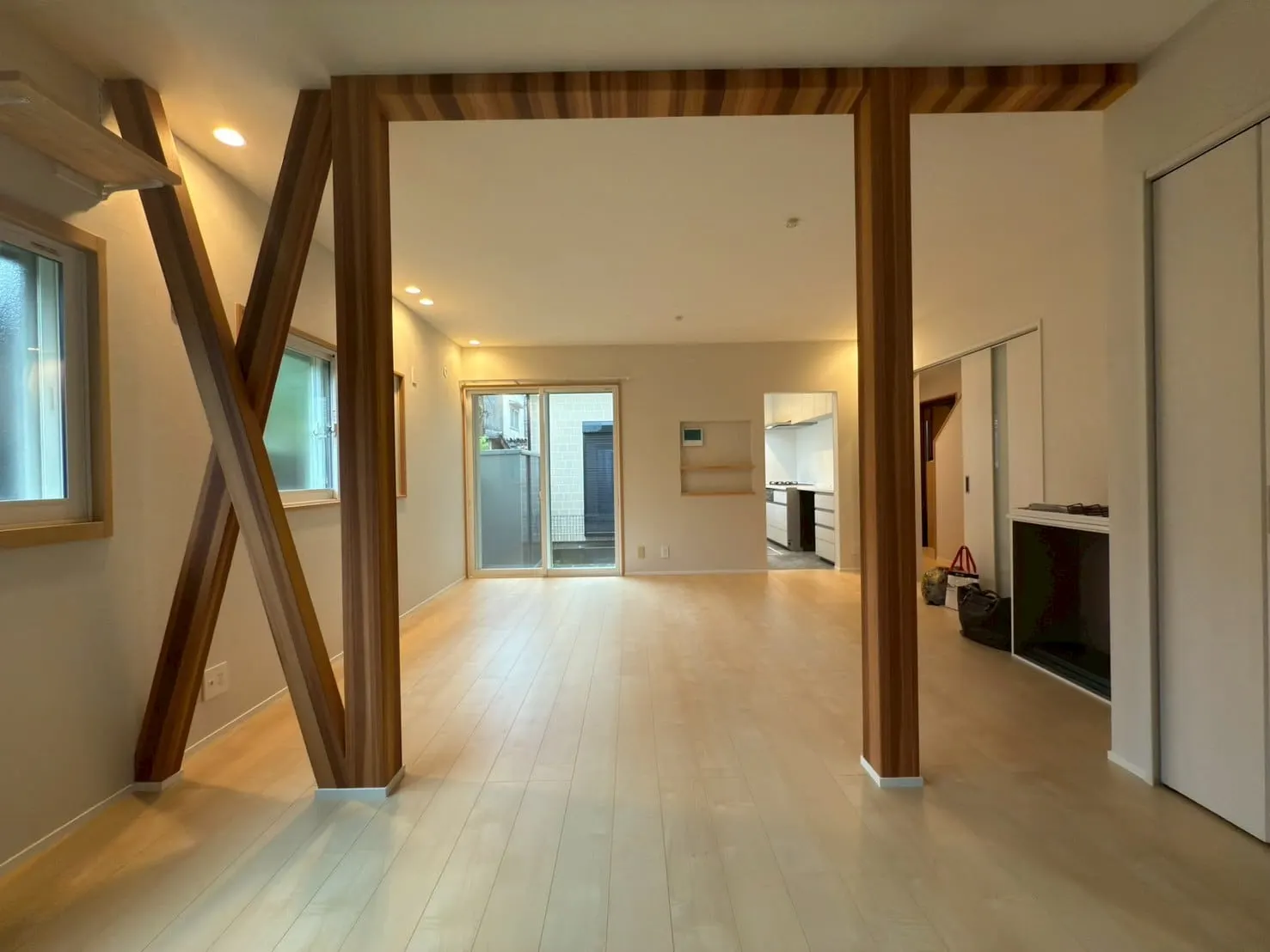 木の筋かいを見せた戸建てのリビング